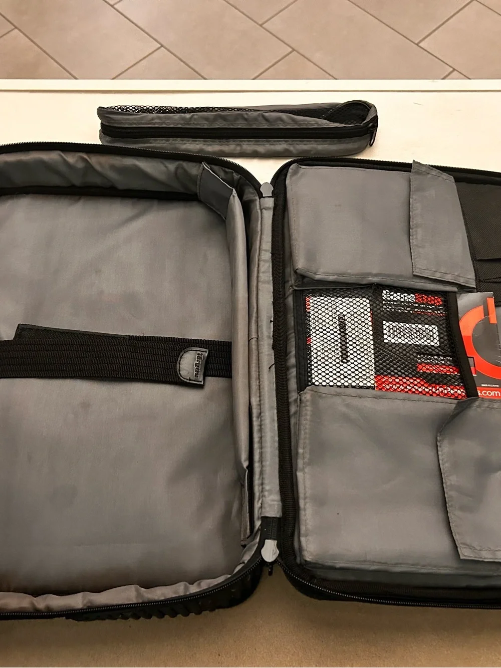 Men's Black Laptop Messenger Bag with Adjustable Shoulder Strap Vargus